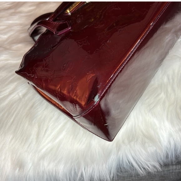 LOUIS VUITTON | Monogram Vernis Wilshire PM in Amarante Beautiful color for Fall - Picture 8 of 14